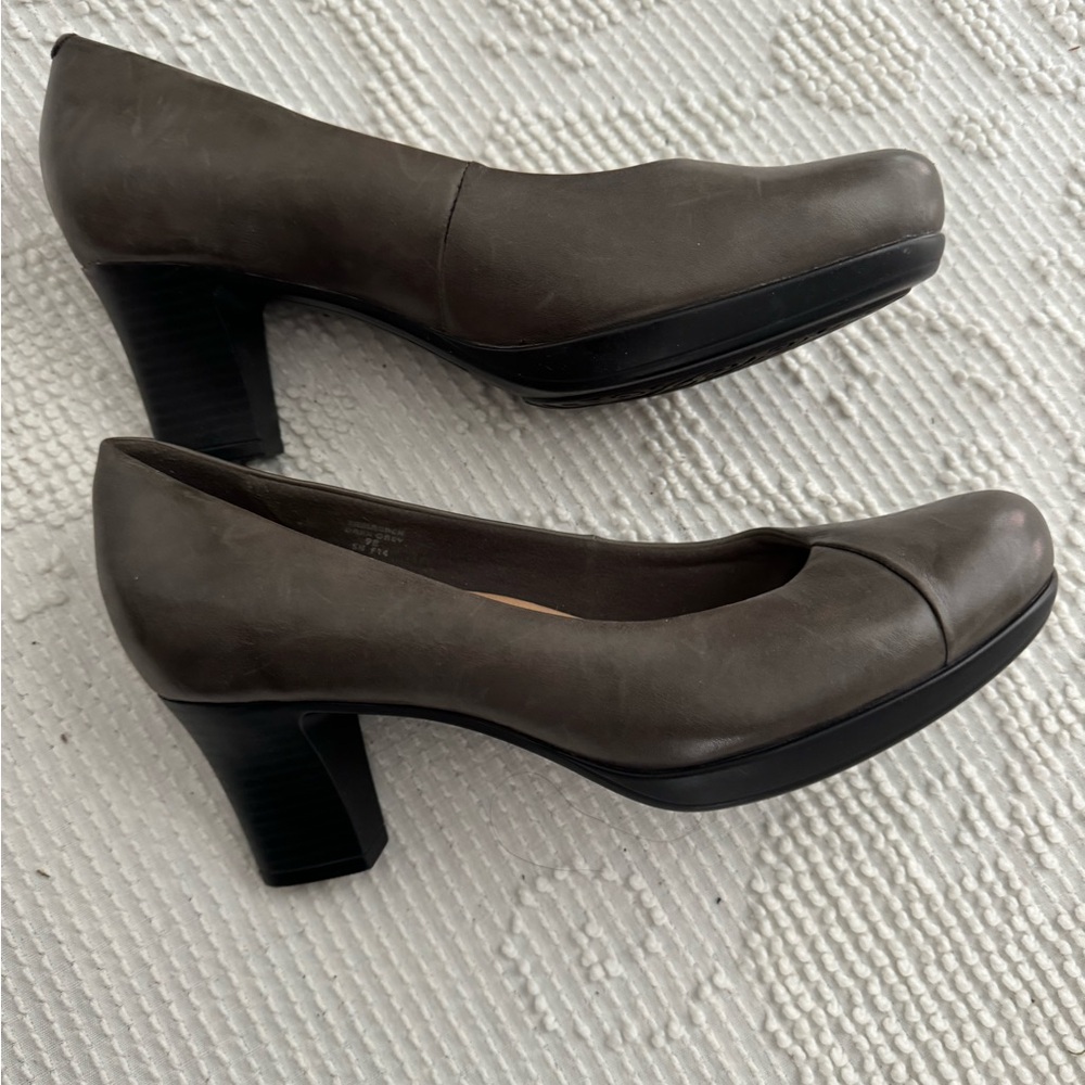 Earth brand comfy heels! Taupe